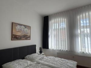 a bedroom with a bed in front of a window at Ferienwohnung im Zentrum von Ballenstedt in Ballenstedt