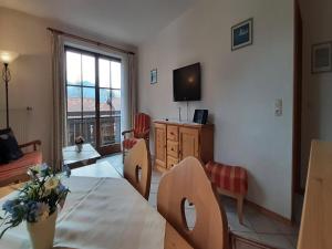 贝里斯泽尔Lush apartment in Bayrischzell with 2 saunas的带桌子和电视的客厅 更多114张照片