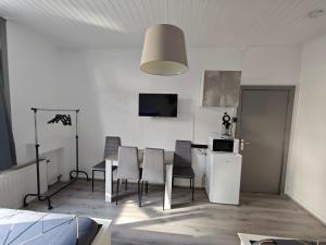 Μια τηλεόραση ή/και κέντρο ψυχαγωγίας στο Chambre confortable pour 4P 150m de la plage