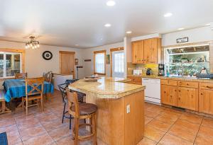 Gallery image of Dog Friendly Home in Central Truckee, Walk to Shops and Restaurants, Close to Skiing! in Meadow Lake Park +13 photos