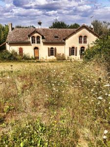 Ein altes Haus mitten auf einem Feld in der Unterkunft La Résidence Sycomore  + 26 Fotos