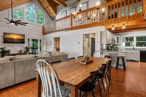 Una cocina o kitchenette en Once Upon an Oak Ledge