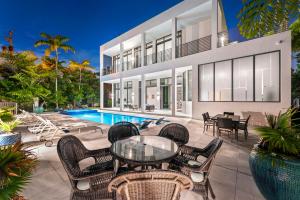 フォート・ローダーデールにあるVilla Haydenのテーブルと椅子が備わる家の外観