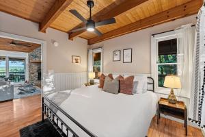 Una cama o camas en una habitación de Once Upon an Oak Ledge