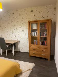 una camera da letto con scrivania e libreria con libri di Chambre invididuelle 2 a Millau