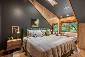 Postel nebo postele na pokoji v ubytování The Lodge at Shuler Gap
