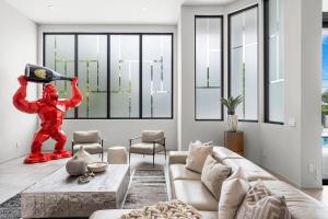 フォート・ローダーデールにあるVilla Haydenの消防士の像のあるリビングルームにいる人