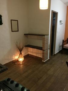 un soggiorno con un pianoforte e un vaso sul pavimento di Chalé Suites Maresias a São Sebastião