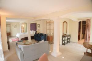 ein großes Wohnzimmer mit einem Bett und einer Couch in der Unterkunft Villa Marrakesh, Cupecoy Beach - A Luxury Villa with Pool in Lowlands