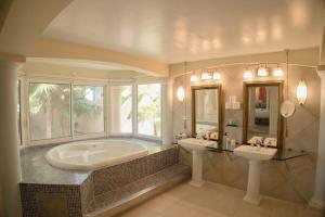 ein großes Badezimmer mit zwei Waschbecken und einer großen Badewanne in der Unterkunft Villa Marrakesh, Cupecoy Beach - A Luxury Villa with Pool in Lowlands + 37 Fotos