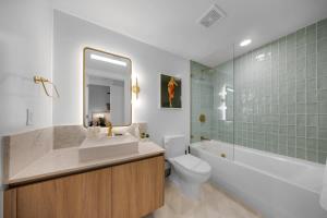 un bagno con lavandino, vasca e WC di Upscale 1-BD Condo in DTW Miami - City Views a Miami