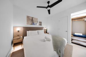 una camera con letto bianco e ventilatore a soffitto di Upscale 1-BD Condo in DTW Miami - City Views a Miami