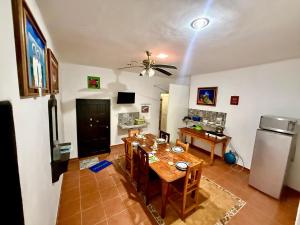 a dining room with a table and a refrigerator at La Casa del Árbol in Valladolid