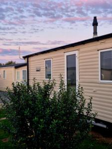 a building with a bush in front of it at Birchington Vale - Etchingham Sleeps 6 Family Friendly, Pet Friendly in Birchington