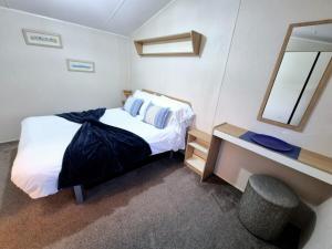 a bedroom with a bed and a desk and a mirror at Birchington Vale - Etchingham Sleeps 6 Family Friendly, Pet Friendly in Birchington