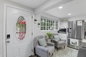 Running SpringsにあるNature's Oasis Mountain Retreat cabinのキッチン(ドア、椅子2脚、テーブル付)