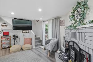 Running SpringsにあるNature's Oasis Mountain Retreat cabinの暖炉とテレビのあるリビングルーム +29枚の写真