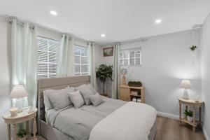 Running SpringsにあるNature's Oasis Mountain Retreat cabinの白いシーツと枕が備わったベッドのある寝室