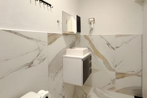 um banheiro com pia e espelho em Flats_Sabia em Uberlândia mais 45 fotografias