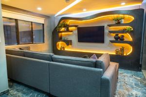 a waiting room with a couch and a television at 6 Habitaciones con un Jacuzzi Privado in Medellín