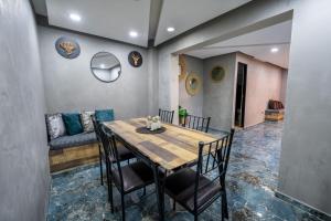 a dining room with a table and chairs and a couch at 6 Habitaciones con un Jacuzzi Privado in Medellín +15 photos