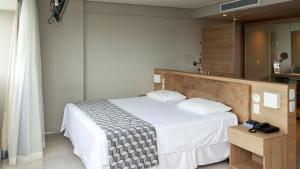 レシフェにあるPaiva Home Stay - Flat Beira-Mar em Barra de Jangada por Yoloの白いベッドと鏡のある寝室 +19枚の写真