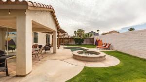 Κήπος έξω από το Desert Oasis w Pool Spa BBQ Outdoor Dining Under the Palms Calle Tolosa by AvantStay