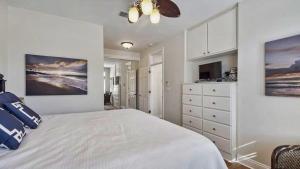 une chambre blanche avec un lit et une commode dans l'établissement Margarita Villa B- Heated Pool, Beach, Waterfront, à Destin 27 autres photos