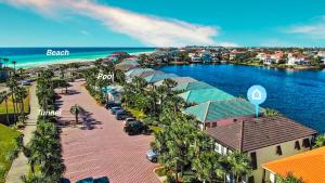une vue aérienne d'une plage et de l'océan dans l'établissement Margarita Villa B- Heated Pool, Beach, Waterfront, à Destin