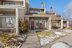 ein Haus mit einer roten Tür und einem Hof in der Unterkunft Pine Acres 122 - Halfway to Heaven in Hermosa