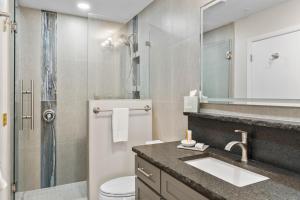 ein Badezimmer mit Toilette, Waschbecken und Dusche in der Unterkunft Pine Acres 122 - Halfway to Heaven in Hermosa