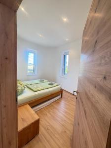 Ένα ή περισσότερα κρεβάτια σε δωμάτιο στο Gästewohnung, Hauptplatz Kautzen