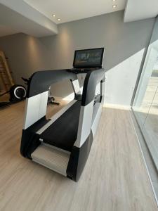 ein Laufband in einem Raum mit einem Laptop darauf in der Unterkunft MOVISTAR ARENA PREMIUM THAMES 56 8 piso 812 Cocheras y Seguridad in Buenos Aires