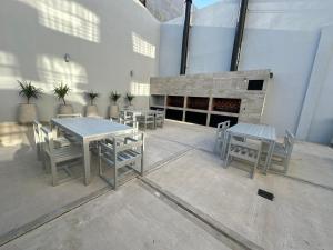 ein Zimmer mit Tischen und Stühlen und einem Kamin in der Unterkunft MOVISTAR ARENA PREMIUM THAMES 56 8 piso 812 Cocheras y Seguridad in Buenos Aires