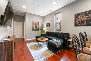 TV a/nebo společenská místnost v ubytování Large 3 bdrm apt, 2ba, unique art