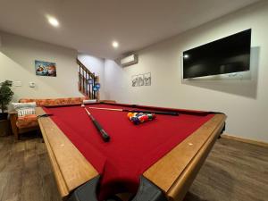 einen Billardtisch im Wohnzimmer mit in der Unterkunft Evergreen Escape - Jim Thorpe Multi Ski Resort in Albrightsville