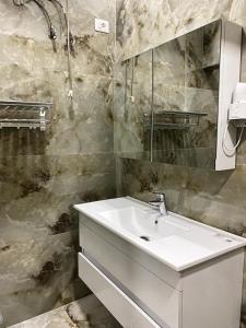 O baie la Stefanias appartment +7 fotografii