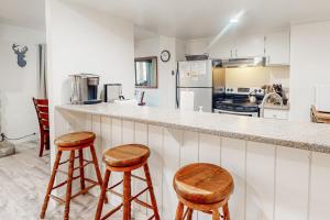 Una cocina o zona de cocina en Sunshine Village 169