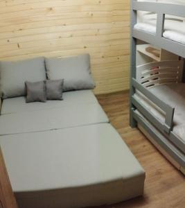 Katil atau katil-katil dalam bilik di Magiczna Chatka Nad Rzeką Bieszczady