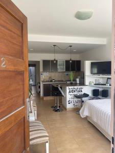 Cet appartement comprend une chambre avec un lit et une cuisine avec un comptoir. dans l'établissement Los Soles de Madryn, à Puerto Madryn