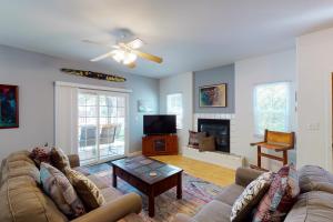 Una sala de estar con dos sofás y un televisor. en Moler Lake House, en Bass Lake