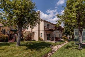 una vista exterior de una casa con árboles en Moler Lake House, en Bass Lake