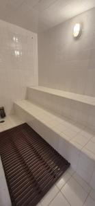 a bench in a tiled room with a light at Casa Chácara Cambuquira in Cambuquira +27 photos