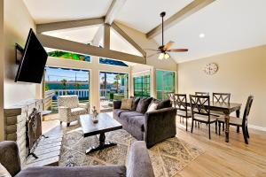 Μια τηλεόραση ή/και κέντρο ψυχαγωγίας στο Perfect Newport Beach Location With Balcony Spa II