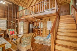 ein Wohnzimmer mit einer Treppe in einem Haus in der Unterkunft Blue Tang Beach House at Ocean’s Edge -Gold Standard Certified in Maya Beach