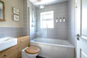 a bathroom with a tub and a toilet and a sink at Ruskin Apartment near Bath - Free Parking - 1 Bedroom - Sleeps 3 in Midsomer Norton