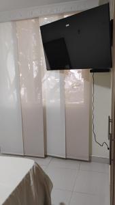 una TV a schermo piatto a parete in camera di Torres de Varegal Apartamento en el corazón de Neiva a Estación El Salto Altre 12 foto