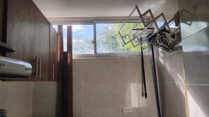 una doccia in un bagno con finestra di Torres de Varegal Apartamento en el corazón de Neiva a Estación El Salto