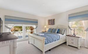 Un dormitorio con una cama grande y una ventana. en Luxurious 5BR Watersong Resort Villa | Private South-Facing Pool and Spa, en Loughman 55 fotos más