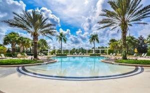 una piscina con palmeras en un resort en Luxurious 5BR Watersong Resort Villa | Private South-Facing Pool and Spa, en Loughman